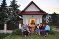 Modlitwa i śpiew na "majówkach" przy kapliczce w Górce