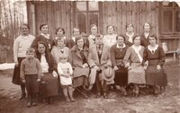Zdjęcie Koła Gospodyń Wiejskich z lat 30 XX wieku na posesji Sebastiana Piędla (1888-1940, na zdj. w środku) ojca Stanisława - obecnie Kamień 433